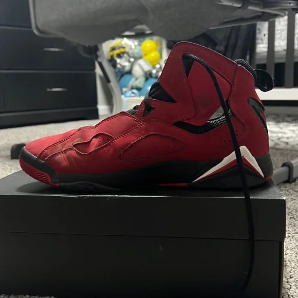 Jordan true flight red black and white size 10 lightly used & well taken care of